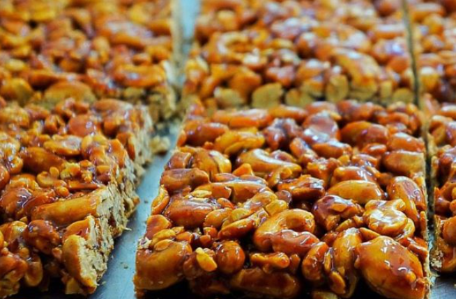 Nougat péyi aux noix de cajou caramélisées - Un voyage croquant vers la gourmandise